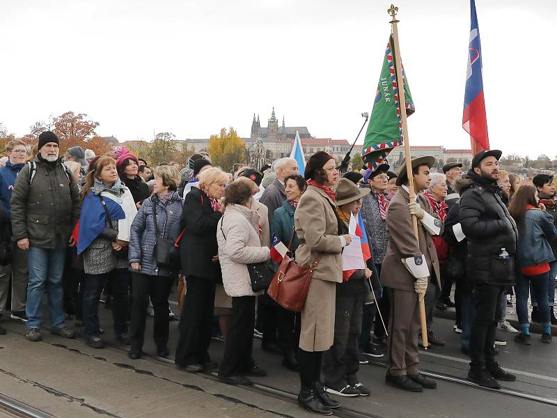 Sokolský Pochod pro republiku ke stému výročí založení Československa vyrazil z pražské Kampy na Václavské náměstí.