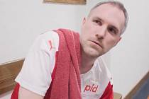 První náměstek primátora Prahy Zdeněk Hřib ve videu na sociální síti X oblékl dres Slavie s přelepeným logem klubu.