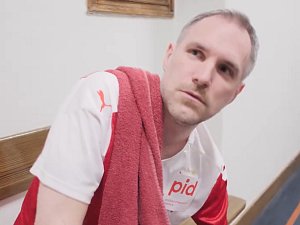 První náměstek primátora Prahy Zdeněk Hřib ve videu na sociální síti X oblékl dres Slavie s přelepeným logem klubu.