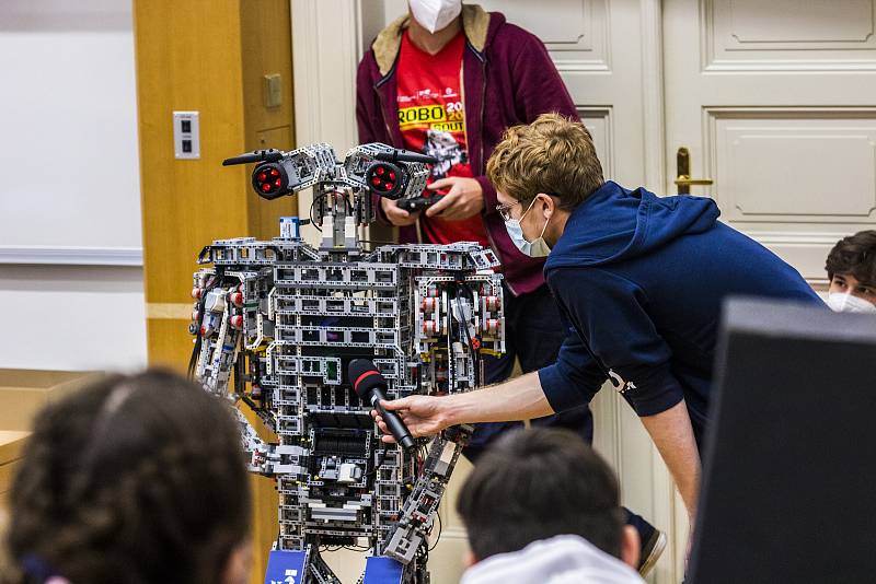 Třináctý ročník Robosoutěže pořádané ČVUT pro studenty středních a vysokých škol má za sebou finále.