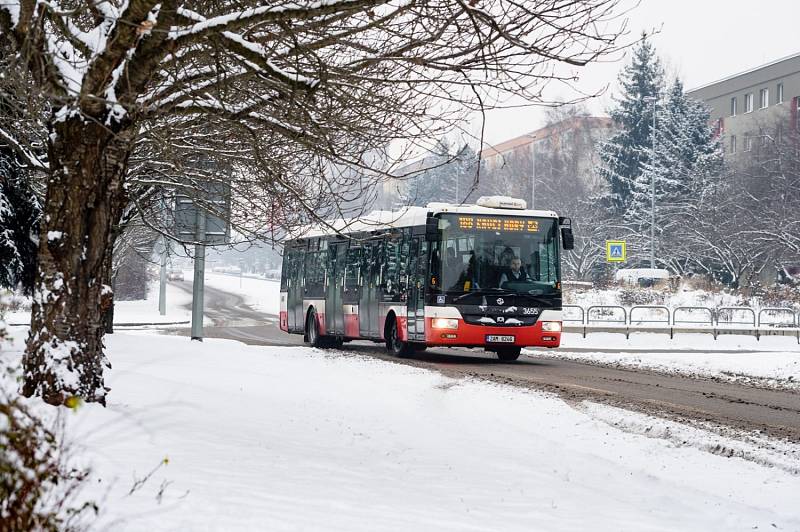 Sněhová kalamita komplikuje 8. února 2021 dopravu v Praze a okolí.