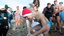 Křest otužilců, při níž jsou pokřtěni ze džbánu vltavskou vodou s ledem a přijati za právoplatné otužilce. Pláž u loděnice Slavoje 15. prosince.