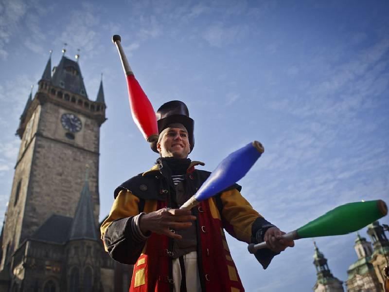 Průvod masek na Staroměstském náměstí v sobotu 7. února odpoledne zahájil letošní pražský karneval, kromě tradičních italských postav nechyběly ani masopustní maškary nebo čínský drak.