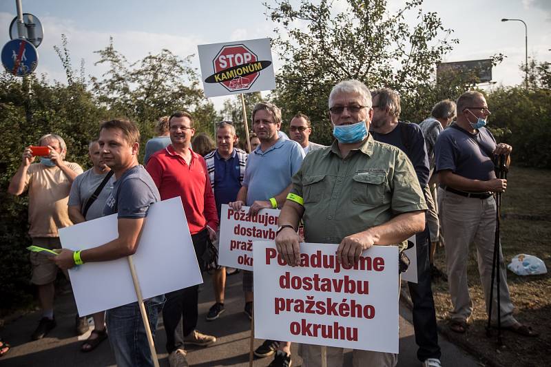 Zástupci občanských sdružení Stop Kamionům-Iniciativa za dostavbu Pražského okruhu a SOS Spořilov blokovali provoz na vytížené Spořilovské spojce.