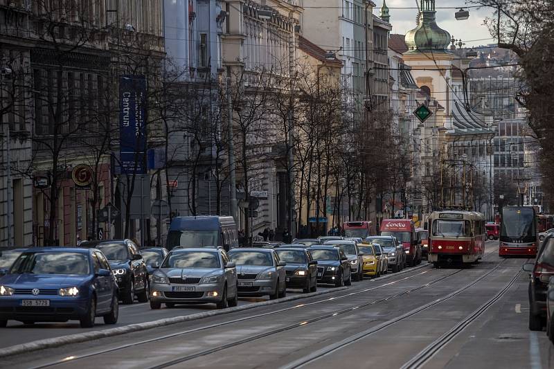 Kvůli noční havárii vodovodního potrubí je od pondělního zcela uzavřena Sokolská ulice v centru Prahy u křižovatky s Ječnou.