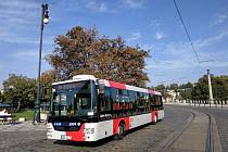 Autobus SOR NB12 v nových barvách Pražské integrované dopravy.
