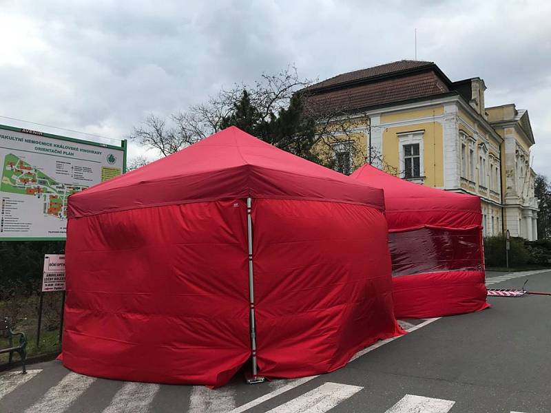 Testovací místo pacientů s podezřením na infekci COVID-19, kterou způsobuje nový typ koronaviru, ve Fakultní nemocnici Královské Vinohrady.