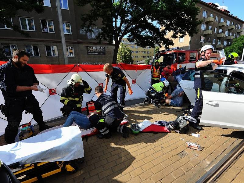 V ulici Sokolovská hasiči vyprošťovali zaklíněnou osobu po střetu osobního auta a tramvaje.