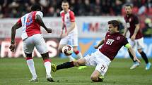 Utkání 22. kola první fotbalové ligy SK Slavia Praha - AC Sparta Praha, 2. dubna v Praze. Zleva Michael Ngadeu-Ngadjui ze Slavie, David Lafata ze Sparty.