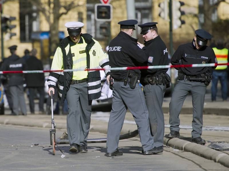 Po vážné nehodě bylo ve středu 12. února 2014 kolem poledne uzavřeno Karlovo náměstí v centru Praze. Řidič, kterého pronásledovali policisté, tam narazil do zátarasu vytvořeného z policejního auta.