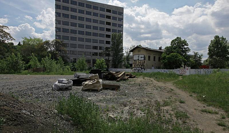 Současná Palmovka - špína, nepořádek, rozkopané ulice při rekonstrukci kolejí.