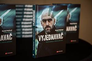 V nové knize Vyjednavač představuje svoji práci vyjednavač zásahové jednotky pražské policie Karel Pošíval.