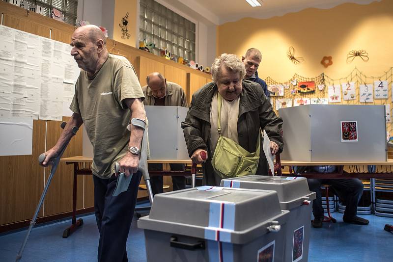 Lidé volili v parlamentních volbách 20. října v Praze.