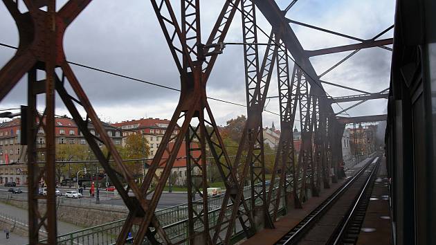 Pohled přes historický železniční most na Výtoni z okna vagonu historického parního vlaku.