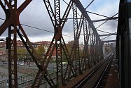 Pohled přes historický železniční most na Výtoni z okna vagonu historického parního vlaku.
