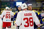 Hokejisté HC Zubr Přerov (v modrém) ve 4. čtvrtfinále play-off WSM ligy proti Slavii Praha. Foto: Deník/Jan Pořízek
