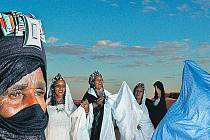 POUŠTNÍ NÁROD. Členy skupiny Tartit tvoří příslušníci kočovného saharského národa Tuaregů.