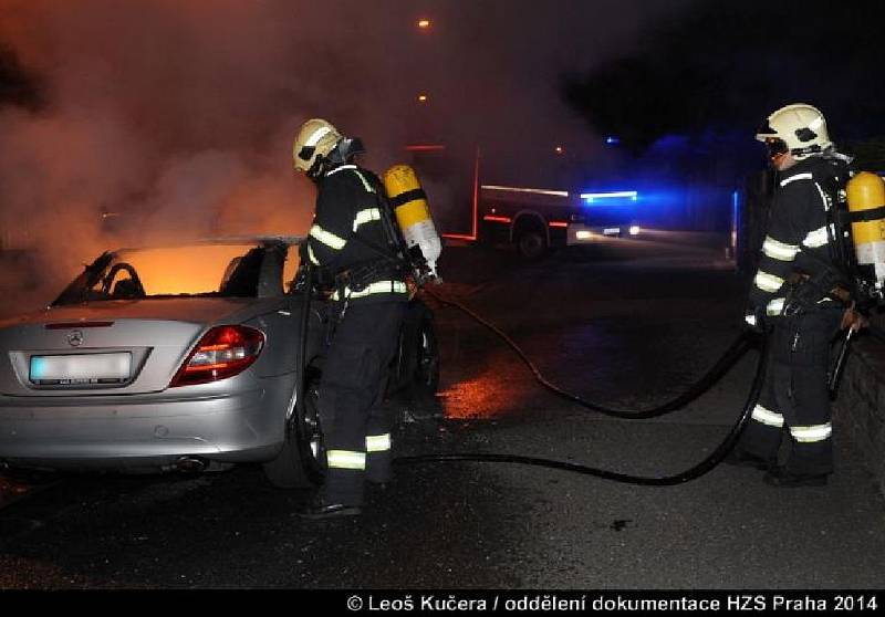 To, že příčinou požáru kabrioletu Mercedes-Benz třídy SLK, který pražští hasiči likvidovali v sobotu v noci, bylo úmyslné zapálení, zveřejnila v úterý mluvčí pražských hasičů Pavlína Adamcová.