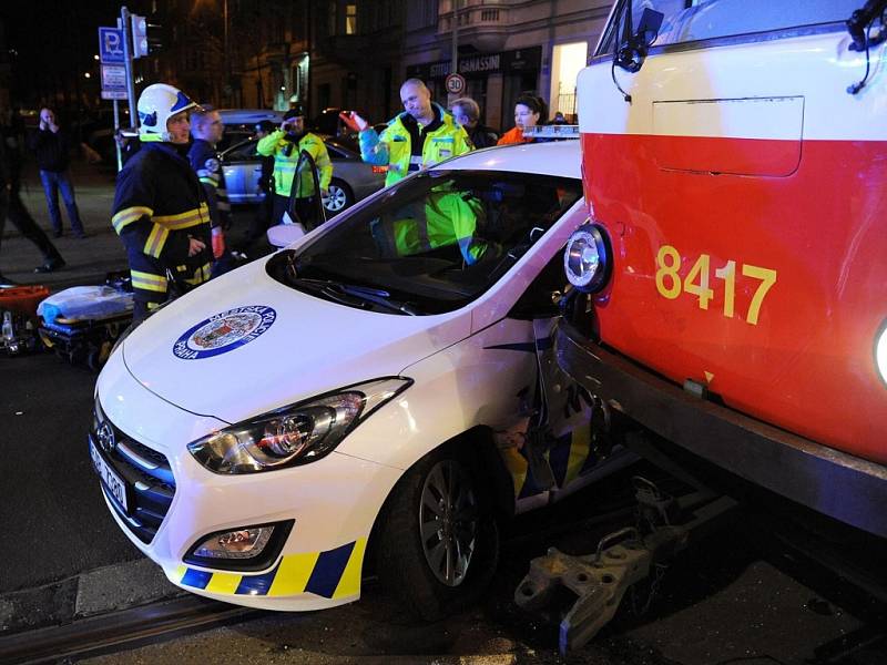 Nehoda tramvaje a vozu městské policie ve Vinohradské ulici. 