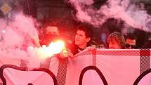 Centrem Prahy prošli 11. dubna fanoušci fotbalové Slavie Praha a mířili na stadion na pražské Letné, kde proběhl zápas se Spartou Praha.