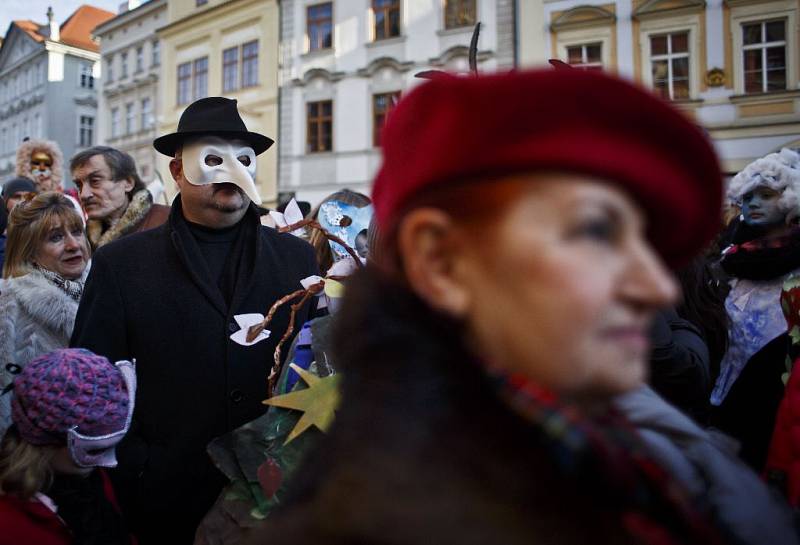 Průvod masek na Staroměstském náměstí v sobotu 7. února odpoledne zahájil letošní pražský karneval, kromě tradičních italských postav nechyběly ani masopustní maškary nebo čínský drak.