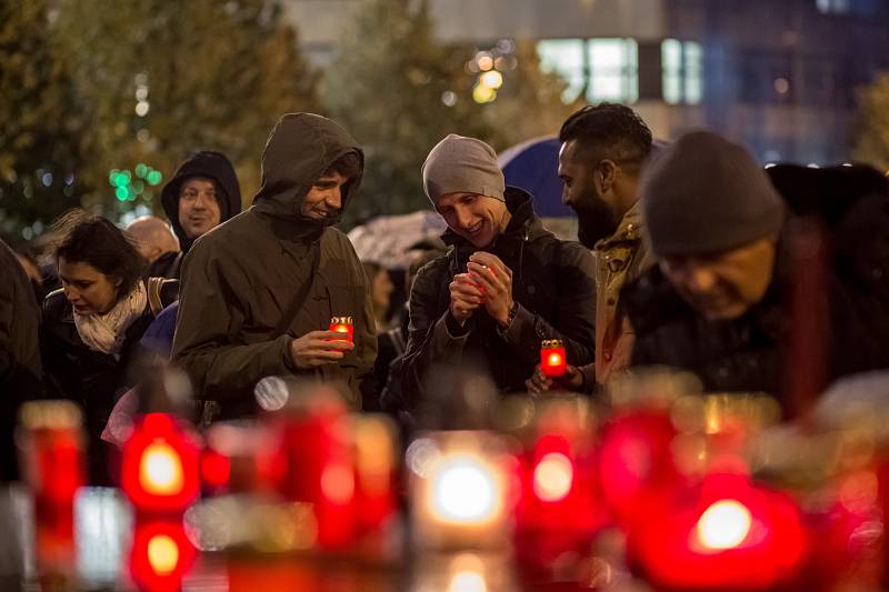 Lidé si na Václavském náměstí v Praze připomínali nedožité 80. narozeniny Václava Havla