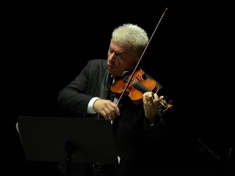 Houslista Jaroslav Svěcený při koncertu v Chile.