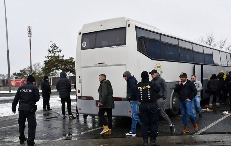 Policie zasahovala proti srbským chuligánům u čerpací stanice na D1.