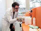 Otevření nové laboratoře hmotnostní cytometrie na 2. lékařské fakultě UK na Plzeňské, která zpřesní diagnostiku dětských leukémií. Na snímku laborant Pavel Semerák.