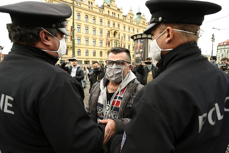 Demonstrace proti vládním opatřením na boj proti epidemii se na náměstí Republiky konala ve středu 28. října 2020.