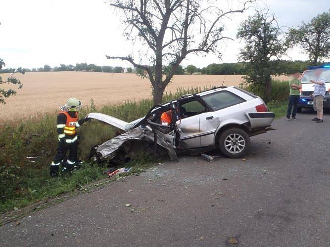 Řidič vozu Audi vyjel mimo vozovku.