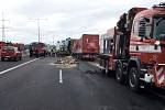 Tragická nehoda na D11 před Prahou. Srážku tří nákladních a dvou osobních aut nepřežil jeden z řidičů.