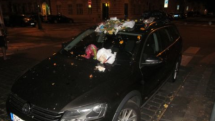 Neznámý pachatel poničil v Karlíně zaparkovaná auta.