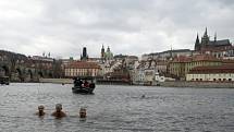 Pět desítek otužilců okusilo v Praze vodu ve Vltavě při každoročním tříkrálovém plavání.