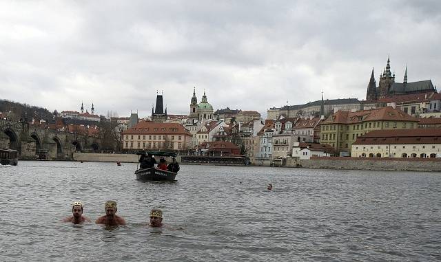 Pět desítek otužilců okusilo v Praze vodu ve Vltavě při každoročním tříkrálovém plavání.