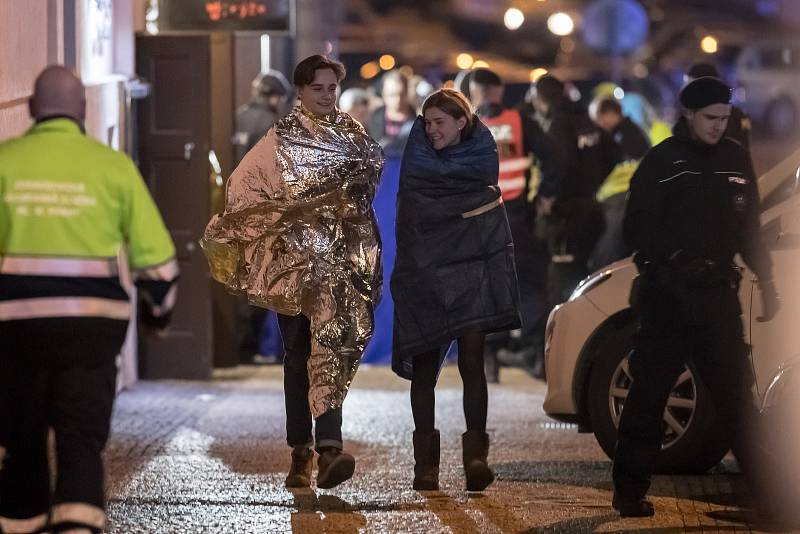 Hasiči a záchranáři zasahovali 20. ledna při požáru hotelu Eurostars David v Náplavní ulici nedaleko Masarykova nábřeží na Novém Městě v Praze.