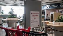 Uzavřený Food Court v obchodním centru Šestka 13. března v Praze.