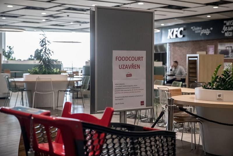 Uzavřený Food Court v obchodním centru Šestka 13. března v Praze.