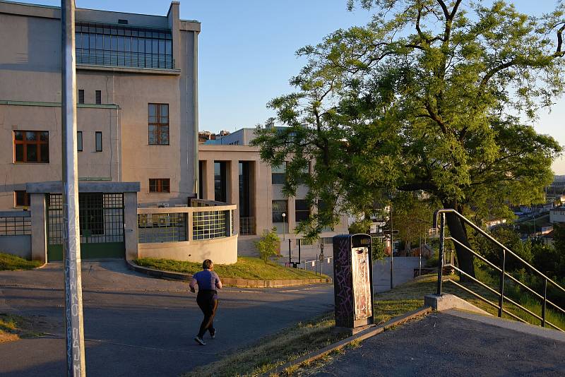 Armádní muzeum neboli Vojenský historický ústav, které se nachází v Praze pod vrchem Vítkov, na Žižkove v ulici U Památníku, je kvůli rekonstrukci dlouhodobě uzavřeno. Změnit se to má na podzim, kdy představí návštěvníkům novou podobu expozic.