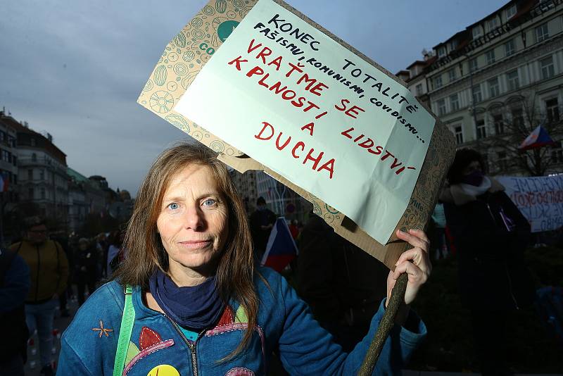 Demonstrace na Václavském náměstí v Praze v úterý 17. listopadu 2020. Po jejím skončení se průvod vydal na Národní třídu.