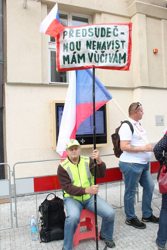 Zastupitelstvo Prahy 6 projednávalo 12. září 2019 osud sochy maršála Koněva. Sešli se zde i odpůrci zakrytí či přemístění.