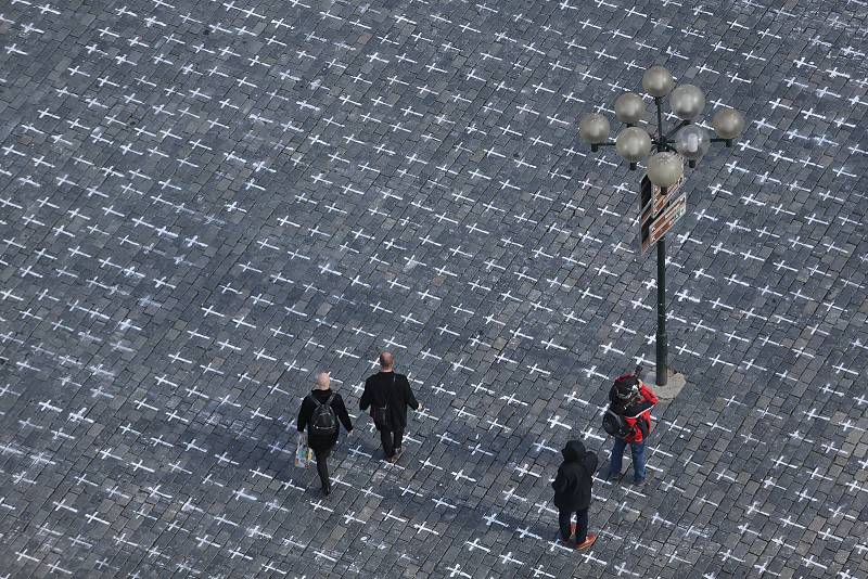 Kříže za oběti onemocnění covid-19 na pražském Staroměstském náměstí v pondělí 22. března 2021.