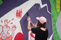 Na zdi holešovického Vnitroblocku vznikl nový muralUmělci ztvárnili téma odcházení z dětských domovů