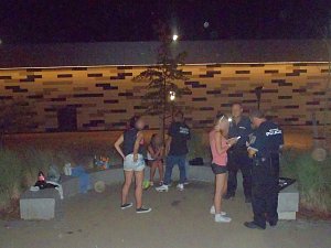 Tři případy popíjející mládeže řešili pražští strážníci během pondělní a úterní noci na Černém Mostě.