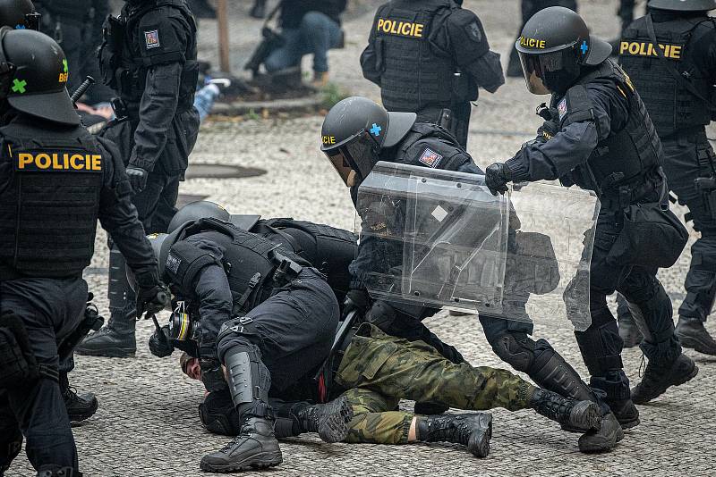 Demonstrace fanoušků v Praze na Staroměstském náměstí se 18. října 2020 po ukončení zvrhla v bitky s policií.