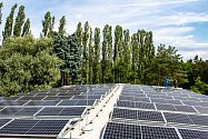 Spuštění fotovoltaické elektrárny umístěné na střechách výrobních hal a skladů Pražské strojírny.
