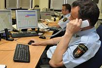 Centrální operační středisko Městské policie Praha v jejím sídle v Korunní ulici, kde strážníci vyřizují telefonáty na tísňovou linku 156.