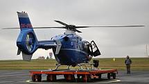 Eurocopter policejní letky ze základny v pražské Ruzyni využívaný jako záchranářské helikoptéra. Jako posádka vrtulníku dosud létali pražští záchranáři, nově se budou střídat se středočeskými kolegy.