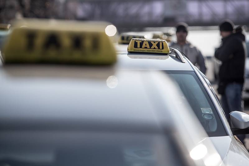 Nespokojení taxikáři opět protestovali proti službám typu Uber 1. března na pražském Strahově.