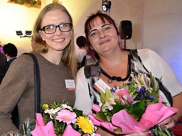 Michaela Pachmanová (vpravo) z Centra sociálních služeb Praha 2 zvítězila v kategorii Pracovník v sociálních službách - pečovatelka roku - ambulantní služby. Za druhou městskou část jí poblahopřála zastupitelka Eliška Zemanová (vlevo).